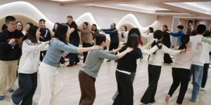 赋能教师，即是点亮未来——盘古树教育携手灯湖中学开展班主任及管理团队培训课程