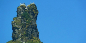 中国号称“最牛”的寺庙，建在百丈高的悬崖上，香客络绎不绝
